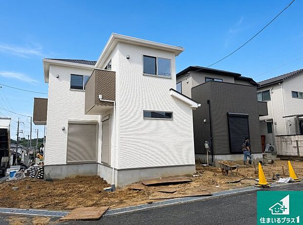 周辺は落ち着いた街並みの住宅地!子育てがしやすい住環境です!まだ未完成ですが、現地でしかわからない事もございます。是非一度ご覧ください。