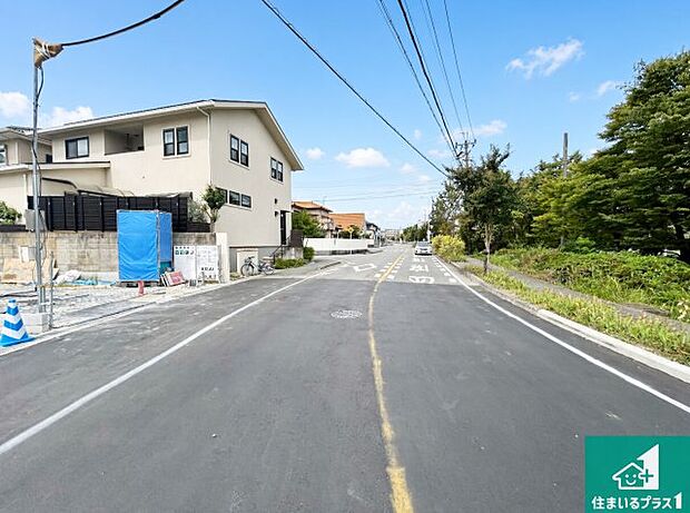 周辺は落ち着いた街並みの住宅地!子育てがしやすい住環境です!まだ未完成ですが、現地でしかわからない事もございます。是非一度ご覧ください。