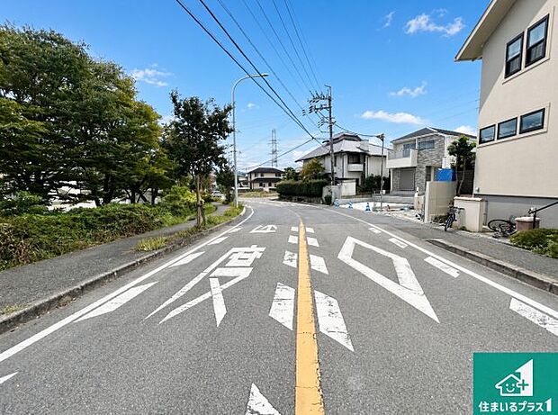 周辺は落ち着いた街並みの住宅地!子育てがしやすい住環境です!まだ未完成ですが、現地でしかわからない事もございます。是非一度ご覧ください。