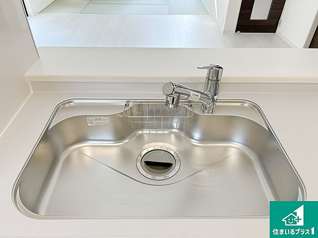 【キッチンシンク】蛇口の先端に浄水器を内蔵しています!原水と浄水、お湯と冷水、シャワーの切替えがワンタッチなので用途によって使い分けられます。