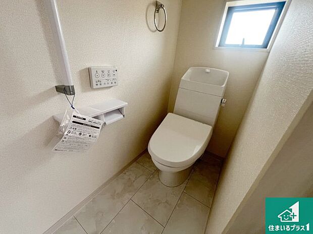 【トイレ】1・2階の2ヶ所にあるので、朝の忙しい時間の順番待ちもなく、深夜の利用にも大変便利です。