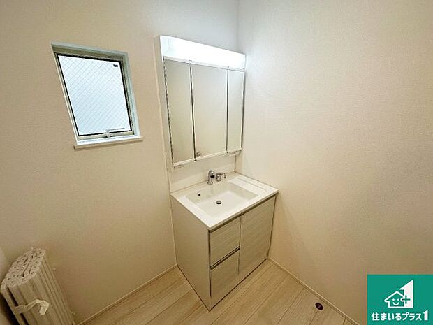 【独立洗面台】清潔感のある洗面台です。フラットな鏡は掃除がしやすく毎日清潔！鏡裏には収納があるのでスッキリとした洗面台が保てます。