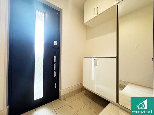 【玄関】シューズボックスにはたくさんの靴が収納できるので玄関周りはいつもスッキリ!ご家族が増えても安心!