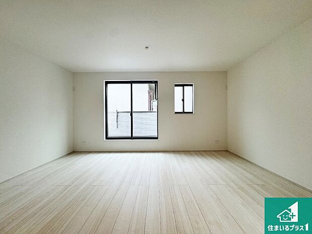 【居間・リビング】日当たり良好の明るいリビングで朝の目覚めもスッキリできそう!対面キッチンでご家族のコミュニケーションも自然と増える設計!小さなお子様が遊ぶスペースを作っても広々とくつろげるLDK!