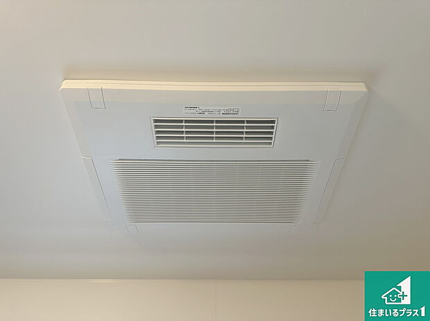 【浴室暖房乾燥機】四季を通して快適なバスライフをお手伝いする浴室暖房乾燥機!浴室の乾燥・暖房・涼風・換気はもちろん、24時間換気にも対応!