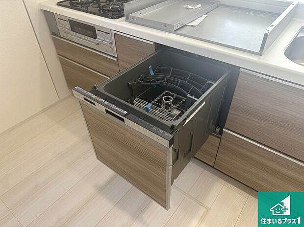 【食器洗い乾燥機】食事後の一仕事、食器洗いをボタン一つでお任せできちゃいます!場所を取らないビルトイン式なので、お料理スペースもしっかり確保!