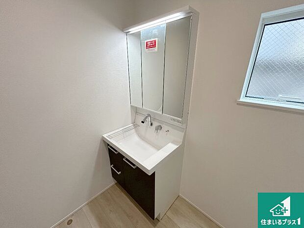 【独立洗面台】清潔感のある洗面台です。フラットな鏡は掃除がしやすく毎日清潔!鏡裏には収納があるのでスッキリとした洗面台が保てます。