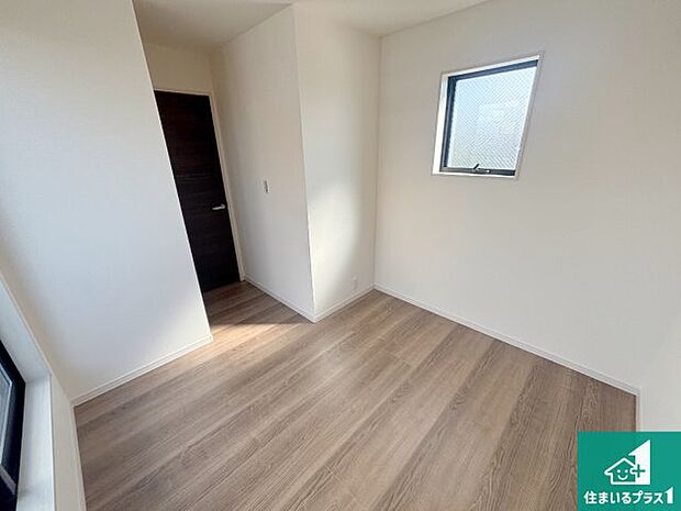 【洋室】収納スペースが充実しているので子供の成長に合わせてたくさん収納ができます!家族構成に合わせた様々な活用ができる収納!