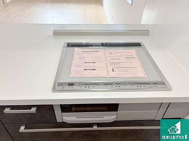 【コンロ】火を使わないので、安心なIHコンロ!でこぼこが無い構造なので、掃除もしやすく清潔に保てます!