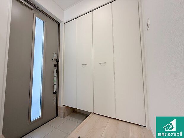 【玄関】シューズボックスにはたくさんの靴が収納できるので玄関周りはいつもスッキリ！コの字型のスペースにはオシャレな小物を置くと玄関が華やかに♪