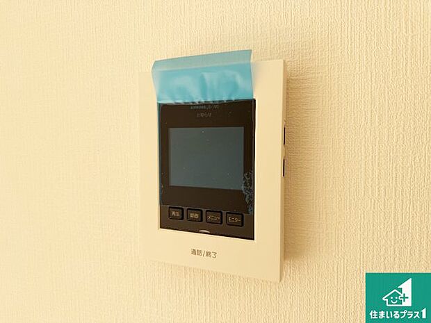 【カラーモニターインターホン】声だけでなく来訪者の姿や顔がモニターで確認できるので、小さなお子様がいらっしゃるご家庭でも安心できます！