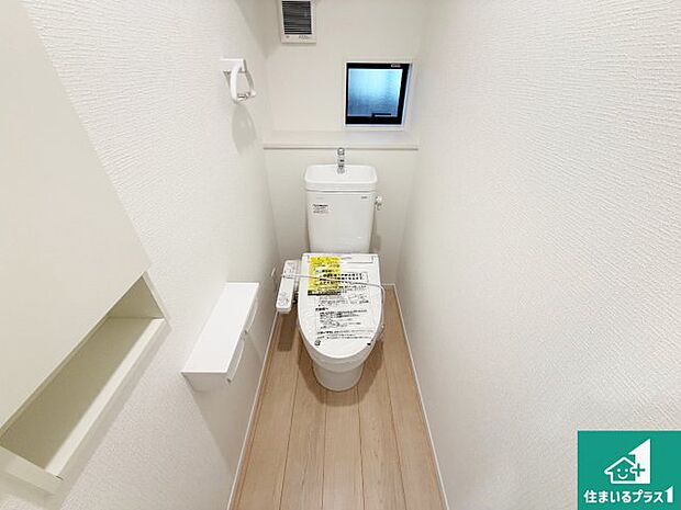 【トイレ】1・2階の2ヶ所にあるので、朝の忙しい時間の順番待ちもなく、深夜の利用にも大変便利です。