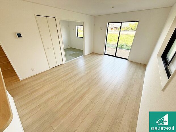 【居間・リビング】日当たり良好の明るいリビングで朝の目覚めもスッキリできそう!対面キッチンでご家族のコミュニケーションも自然と増える設計!小さなお子様が遊ぶスペースを作っても広々とくつろげるLDK!