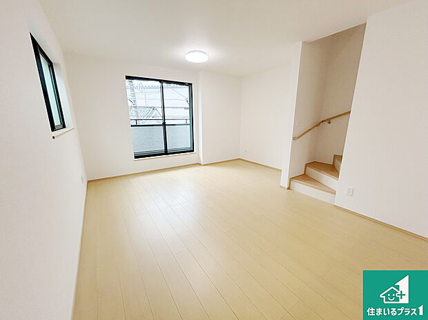 【居間・リビング】日当たり良好の明るいリビングで朝の目覚めもスッキリできそう！対面キッチンでご家族のコミュニケーションも自然と増える設計！小さなお子様が遊ぶスペースを作っても広々とくつろげるLDK！