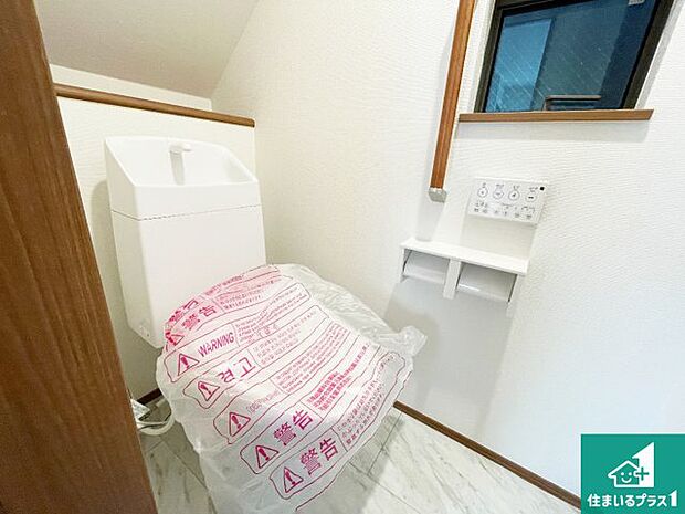 【トイレ】1・2階の2ヶ所にあるので、朝の忙しい時間の順番待ちもなく、深夜の利用にも大変便利です。