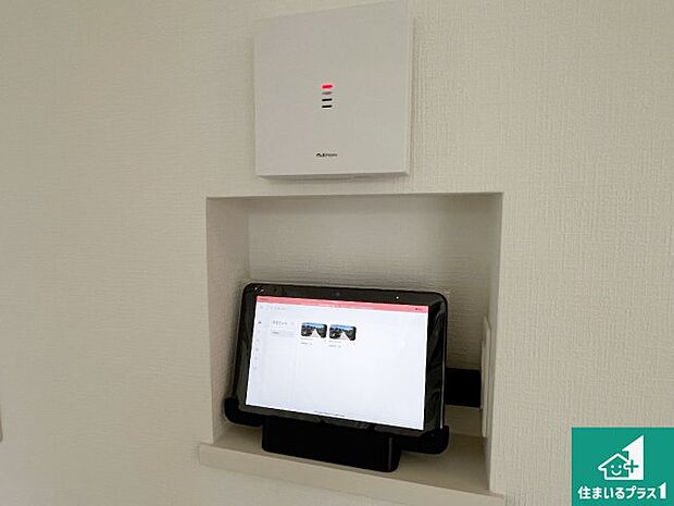 【カラーモニターインターホン】声だけでなく来訪者の姿や顔がモニターで確認できるので、小さなお子様がいらっしゃるご家庭でも安心できます!