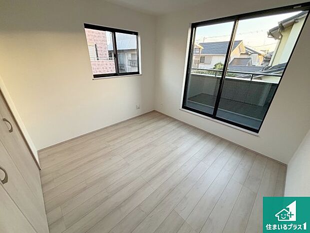 【洋室】寝室は心地よい眠りについてもらいたくて、シンプルかつ開放的な空間な設計にしています！大きな窓から差し込む日が心地いいです♪