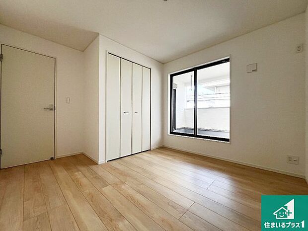 【洋室】シンプルな洋室は、自分好みのインテリアが楽しめます♪ご家族とインテリアや家具を選びに行くのは新築購入時の醍醐味の一つです。ぜひお楽しみください♪