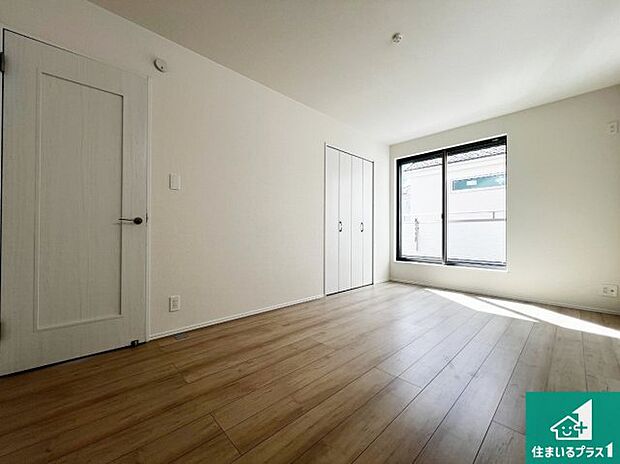 【洋室】収納スペースが充実しているので子供の成長に合わせてたくさん収納ができます！家族構成に合わせた様々な活用ができる収納！