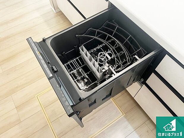 【食器洗い乾燥機】食事後の一仕事、食器洗いをボタン一つでお任せできちゃいます！場所を取らないビルトイン式なので、お料理スペースもしっかり確保！ 