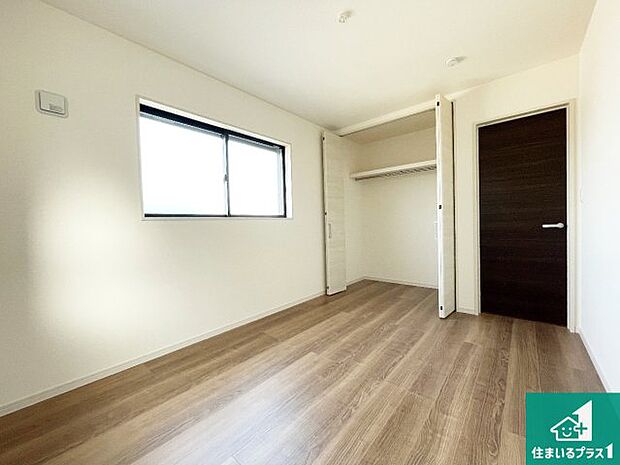 【洋室】シンプルな洋室は、自分好みのインテリアが楽しめます♪ご家族とインテリアや家具を選びに行くのは新築購入時の醍醐味の一つです。ぜひお楽しみください♪