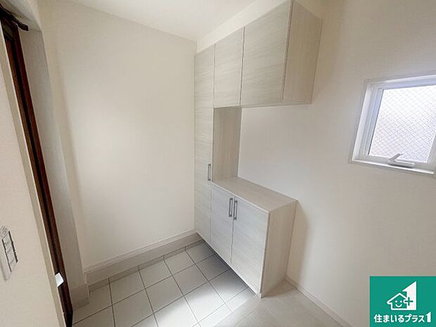 【玄関】シューズボックスにはたくさんの靴が収納できるので玄関周りはいつもスッキリ！ご家族が増えても安心！