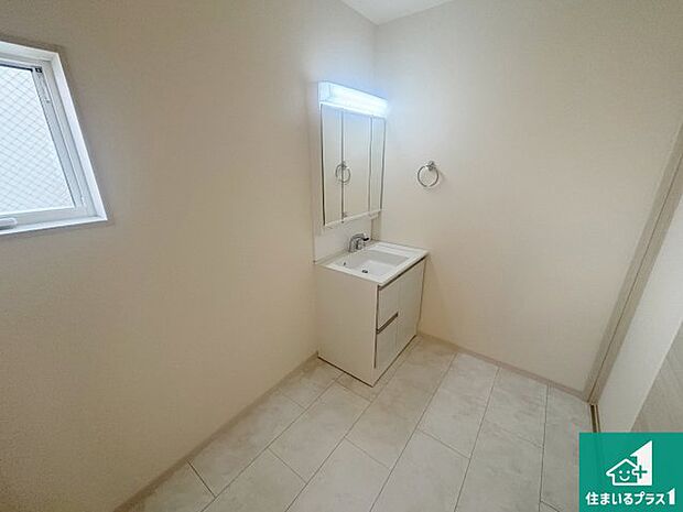 【独立洗面台】清潔感のある洗面台です。フラットな鏡は掃除がしやすく毎日清潔！鏡裏には収納があるのでスッキリとした洗面台が保てます。