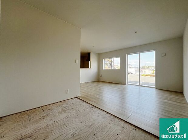 【居間・リビング】日当たり良好の明るいリビングで朝の目覚めもスッキリできそう！対面キッチンでご家族のコミュニケーションも自然と増える設計！小さなお子様が遊ぶスペースを作っても広々とくつろげるLDK！