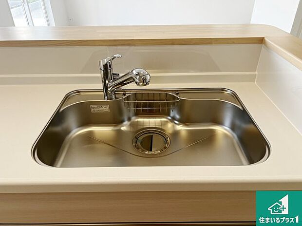 【キッチンシンク】蛇口の先端に浄水器を内蔵しています！原水と浄水、お湯と冷水、シャワーの切替えがワンタッチなので用途によって使い分けられます。