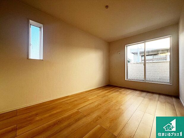 【洋室】シンプルな洋室は、自分好みのインテリアが楽しめます♪ご家族とインテリアや家具を選びに行くのは新築購入時の醍醐味の一つです。ぜひお楽しみください♪