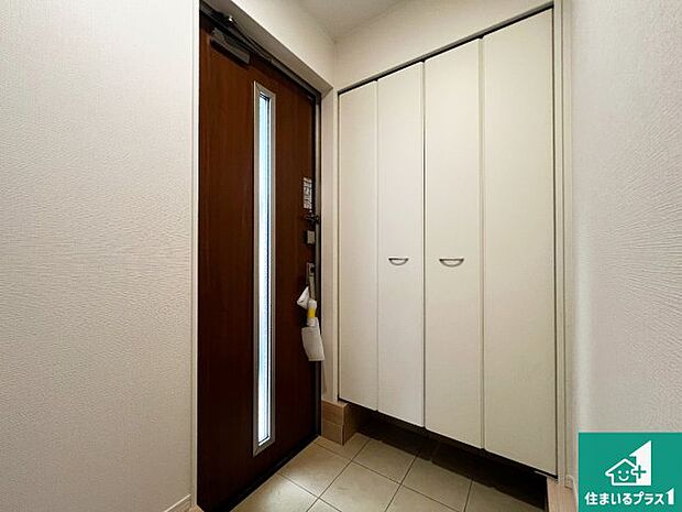 【玄関】シューズボックスにはたくさんの靴が収納できるので玄関周りはいつもスッキリ！ご家族が増えても安心！