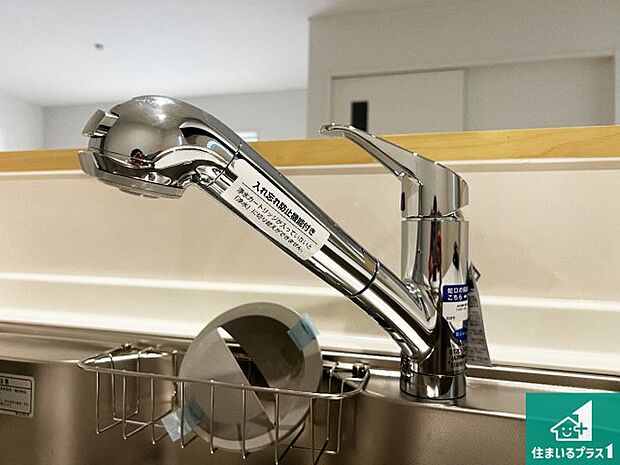 【キッチン水栓】浄水器を内蔵！炊飯時、お茶を作る時に安心してお水を使えます！お湯と冷水、浄水と原水、シャワーの切替えもワンタッチです！