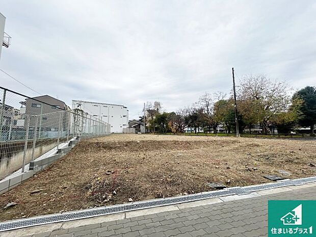 【外観】周辺は落ち着いた街並みの住宅地!子育てがしやすい住環境です!まだ未完成ですが、現地でしかわからない事もございます。是非一度ご覧ください。