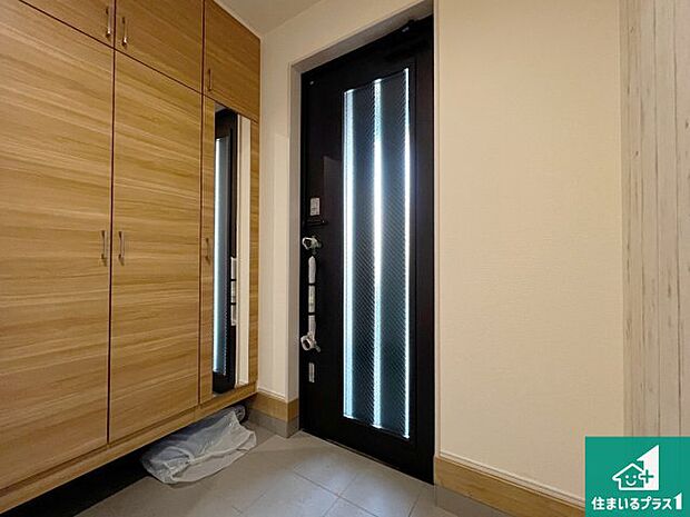 【玄関】シューズボックスにはたくさんの靴が収納できるので玄関周りはいつもスッキリ！ご家族が増えても安心！