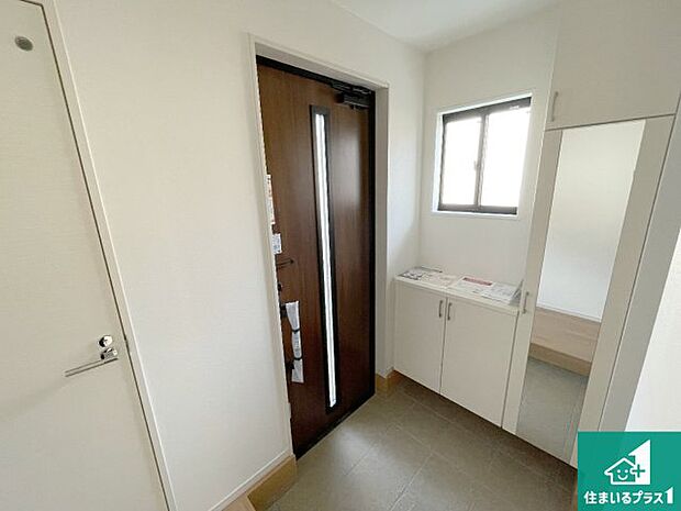 【玄関】シューズボックスにはたくさんの靴が収納できるので玄関周りはいつもスッキリ！ご家族が増えても安心！