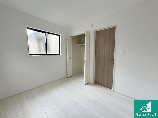 【洋室】シンプルな洋室は、自分好みのインテリアが楽しめます♪ご家族とインテリアや家具を選びに行くのは新築購入時の醍醐味の一つです。ぜひお楽しみください♪