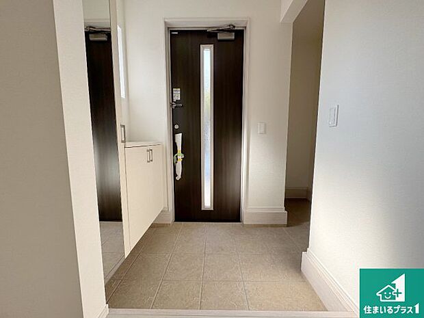 【玄関】シューズボックスにはたくさんの靴が収納できるので玄関周りはいつもスッキリ！ご家族が増えても安心！