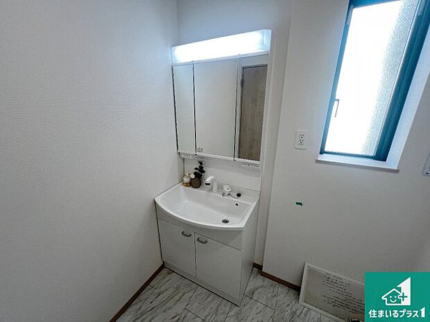 【独立洗面台】清潔感のある洗面台です。フラットな鏡は掃除がしやすく毎日清潔！鏡裏には収納があるのでスッキリとした洗面台が保てます。