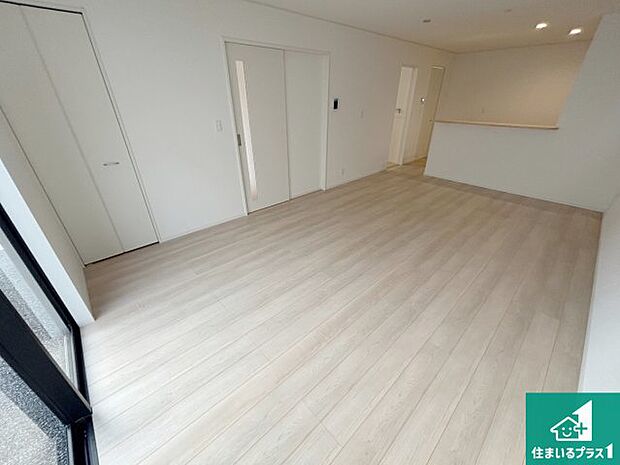 【居間・リビング】日当たり良好の明るいリビングで朝の目覚めもスッキリできそう！対面キッチンでご家族のコミュニケーションも自然と増える設計！小さなお子様が遊ぶスペースを作っても広々とくつろげるLDK！