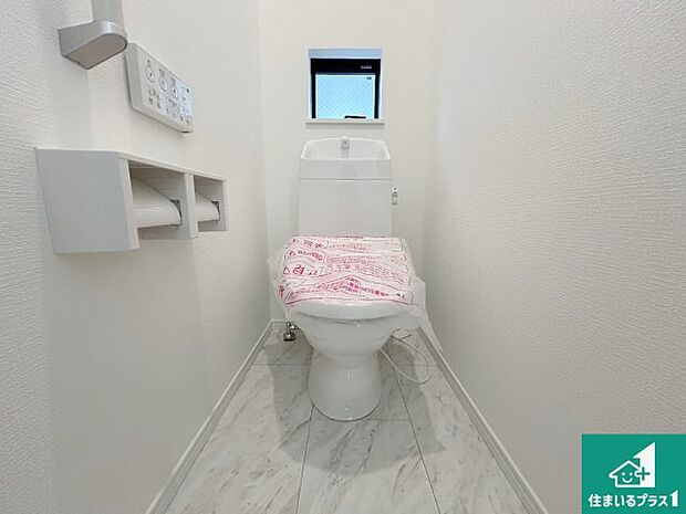 【トイレ】1・2階の2ヶ所にあるので、朝の忙しい時間の順番待ちもなく、深夜の利用にも大変便利です。