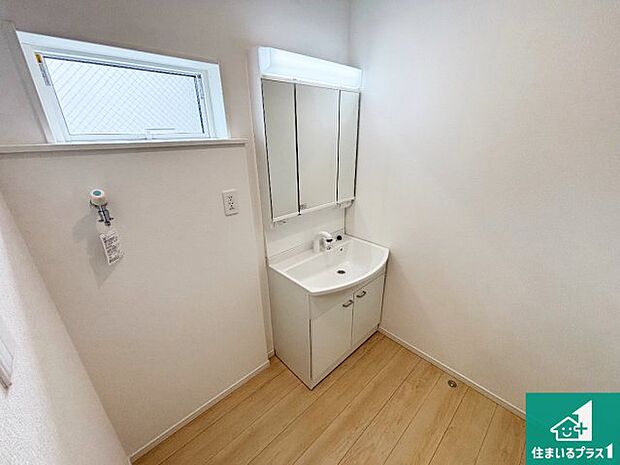 【独立洗面台】清潔感のある洗面台です。フラットな鏡は掃除がしやすく毎日清潔！鏡裏には収納があるのでスッキリとした洗面台が保てます。