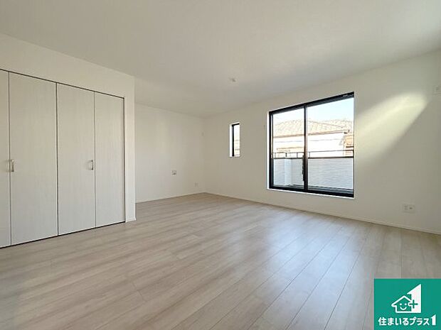 【居間・リビング】日当たり良好の明るいリビングで朝の目覚めもスッキリできそう!対面キッチンでご家族のコミュニケーションも自然と増える設計!小さなお子様が遊ぶスペースを作っても広々とくつろげるLDK!