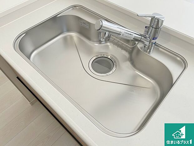【キッチンシンク】蛇口の先端に浄水器を内蔵しています!原水と浄水、お湯と冷水、シャワーの切替えがワンタッチなので用途によって使い分けられます。