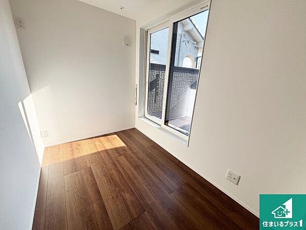 【洋室】寝室は心地よい眠りについてもらいたくて、シンプルかつ開放的な空間な設計にしています！大きな窓から差し込む日が心地いいです♪