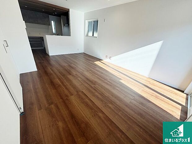 【居間・リビング】日当たり良好の明るいリビングで朝の目覚めもスッキリできそう！対面キッチンでご家族のコミュニケーションも自然と増える設計！小さなお子様が遊ぶスペースを作っても広々とくつろげるLDK！