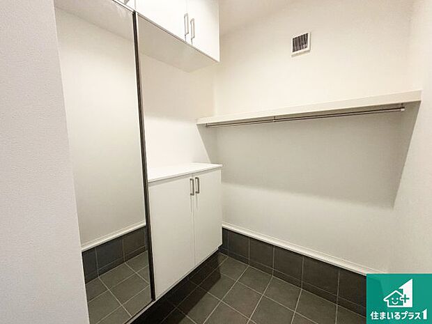 【玄関】ご家族皆様の靴もたっぷり収まる大容量の玄関収納を設けました。見た目もスッキリ綺麗な玄関に！