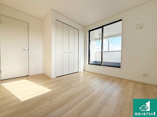 【洋室】寝室は心地よい眠りについてもらいたくて、シンプルでかつ開放的な空間に！大きな窓から差し込む朝日が、すっきりとした目覚めをサポートします。