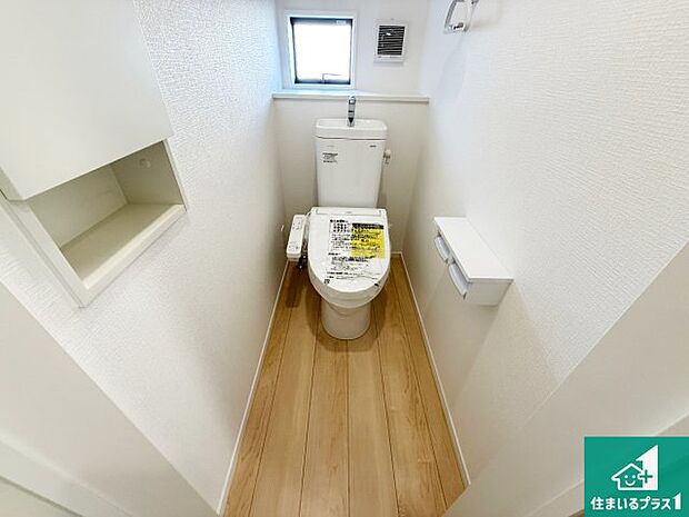 【トイレ】1・2階の2ヶ所にあるので、朝の忙しい時間の順番待ちもなく、深夜の利用にも大変便利です。