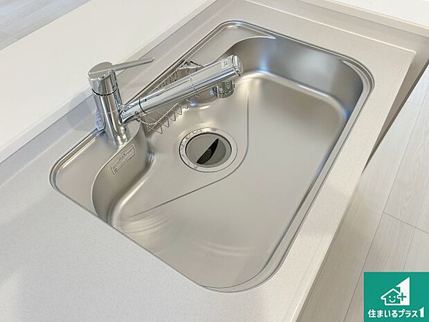 【キッチンシンク】蛇口の先端に浄水器を内蔵しています！原水と浄水、お湯と冷水、シャワーの切替えがワンタッチなので用途によって使い分けられます。