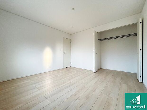 【洋室】シンプルな洋室は、自分好みのインテリアが楽しめます♪ご家族とインテリアや家具を選びに行くのは新築購入時の醍醐味の一つです。ぜひお楽しみください♪